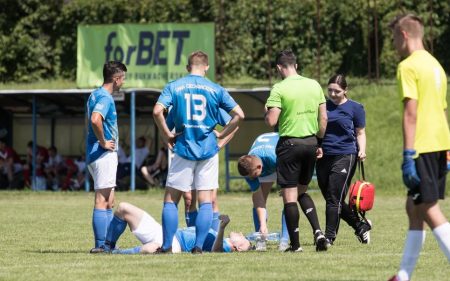 Zerwane trzy więzadła, zwichnięte kolano – zawodnik Unii wraca do zdrowia [FILM]