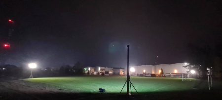 Zawodnicy Iskry Narew sami zamontowali oświetlenie boiska