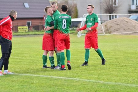 Kolejna zmiana lidera w okręgówce! Na pierwsze miejsce wrócił KS Śniadowo