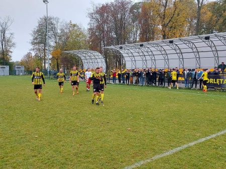 KLASA OKRĘGOWA: Orlęta lotem do 4. ligi. Męczarnie Sparty w Łapach [WYNIKI I TABELA]