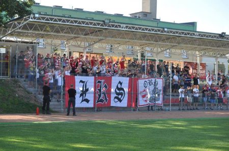 Kibice ŁKS-u Łomża pomagają seniorom