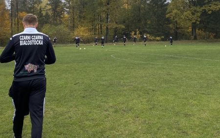 Zaległości odrobione. Czarni wygrali. Incydent w Śniadowie [TABELA 4. LIGI]