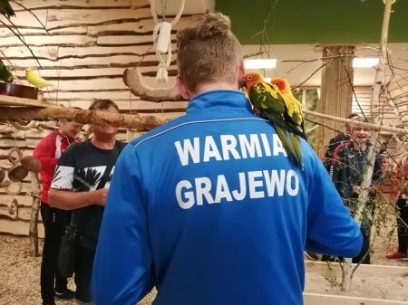 Piłkarze Warmii w papugarni