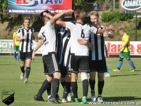 Libacje, trener-słup, brak organizacji –  zarzuty kibiców wobec zarządu Cresovii