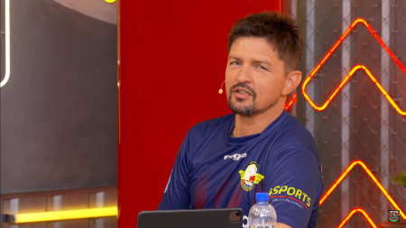 Tomasz Smokowski prowadził „Poranek Kanału Sportowego” w koszulce Pogoni Łapy