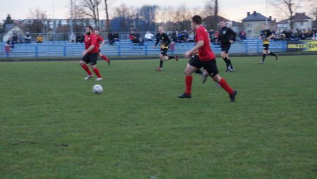 Piłkarska ściąga na świąteczny weekend! Kto z kim zagra? [MECZE I TABELE]