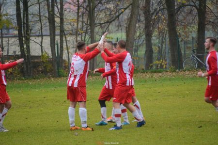 Zdjął pajęczynę! Piękny gol zawodnika Orląt Czyżew [FILM]