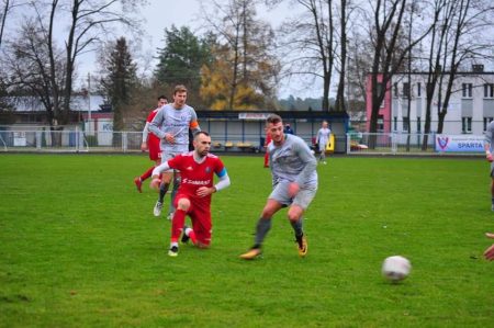 Sparta gromi w zaległym meczu okręgówki. Cztery gole Ukraińca [TABELA]