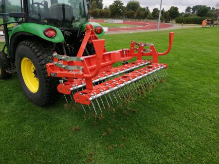 Pasywna wertykulacja boiska – jak i kiedy należy ją wykonać? Dlaczego jest to ważny zabieg?