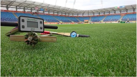 Można dbać o boisko w zgodzie z naturą. Jak? Eksperci podpowiadają