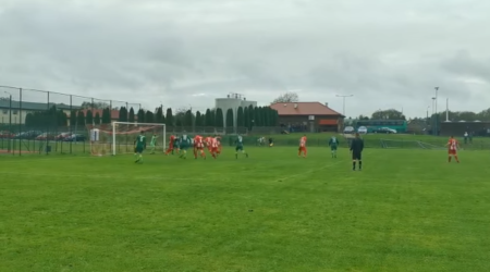 Piękny „rogal” bezpośrednio z rożnego w meczu okręgówki! [FILM]