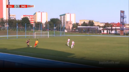Prezent od bramkarza Olimpii w meczu z Jagiellonią II [FILM]