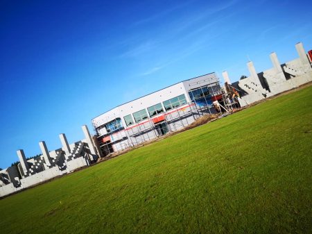 Stadion w Szczuczynie już ma murawę. „Rosną” trybuny [ZDJĘCIA]