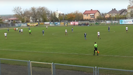 Kontrowersja w meczu Warmia II-Biebrza. Czy należała się czerwona dla bramkarza? [FILM]