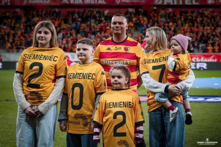 Jagiellonia Białystok Przedłuża Kontrakt z trenerem Siemieńcem do czerwca 2027 roku
