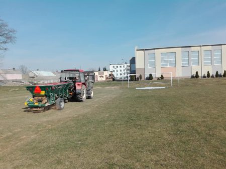 Pielęgnacja boiska w Goniądzu