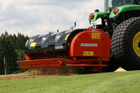 Jak zregenerować boisko piłkarskie w przerwie od rozgrywek? [PORADNIK DLA KLUBÓW]