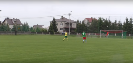 Gol stadiony świata w meczu Śniadowo – Magnat. Huknął z własnej połowy