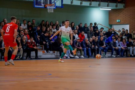 Derby dla Futbalo! Piękny gol bramkarza [SKRÓT, WYNIKI I TABELA]