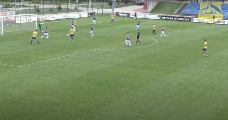 widok z kamery ze stadionu Wigier Suwałki podczas meczu z Krypnianką Krypno zawodnik strzela na bramkę