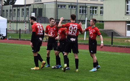 Ścisk w 4. lidze, w okręgówce ścisk, no i w A klasie… [PRZEGLĄD LIGOWYCH TABEL]