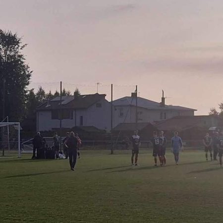 Bramkarz Sparty Szepietowo nieprzytomny zabrany z boiska