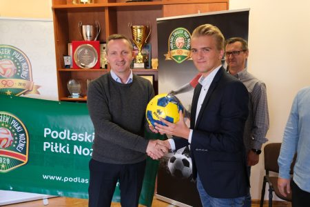 Podlaski ZPN przekazał i będzie przekazywał piłki nowym klubom w regionie