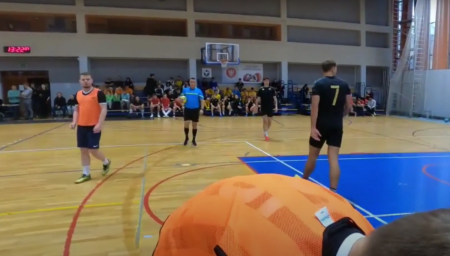 Sędzia futsalu na podsłuchu. Zobacz świetny film z turnieju „Piłkawka Cup”!