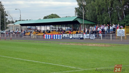 trybuny stadionu w Augustowie a na nich kibice klubu Sparta Augustów podczas meczu piłkarskiego