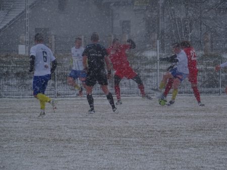 Wiało, padało, ale się grało – 4. liga częściowo odrobiła zaległości [TABELA]